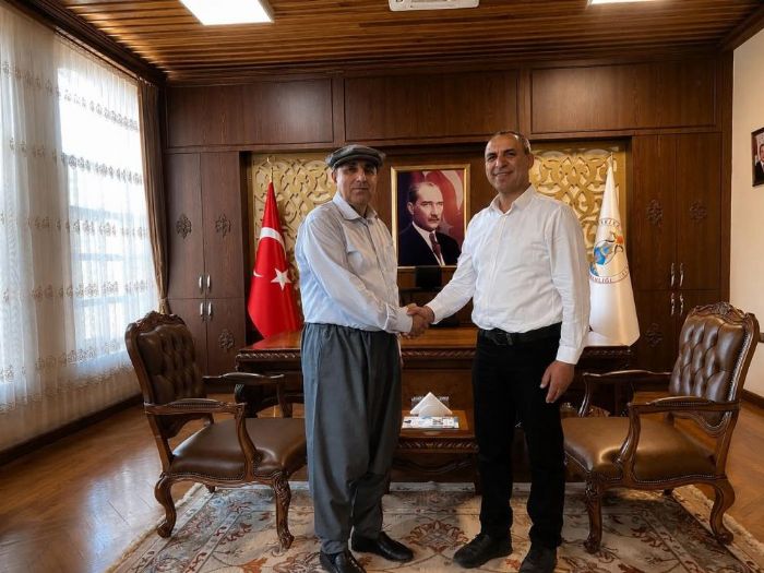 Silifke Kaymakam� Aslaner �alvar giyip kasket takt�, �ift�ilerin g�n�n� kutlad�