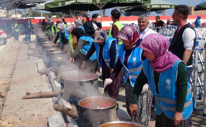 71 mahalleden kad�nlar 71 kazanda yemek yapt�, binlerce ki�iye ikram etti