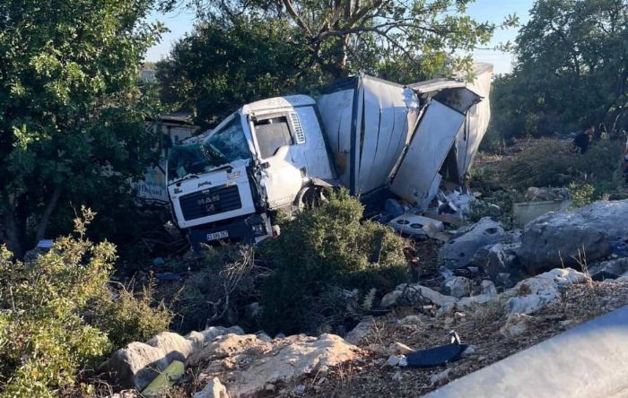 Mersin'de kamyon kazas : 2 yaral