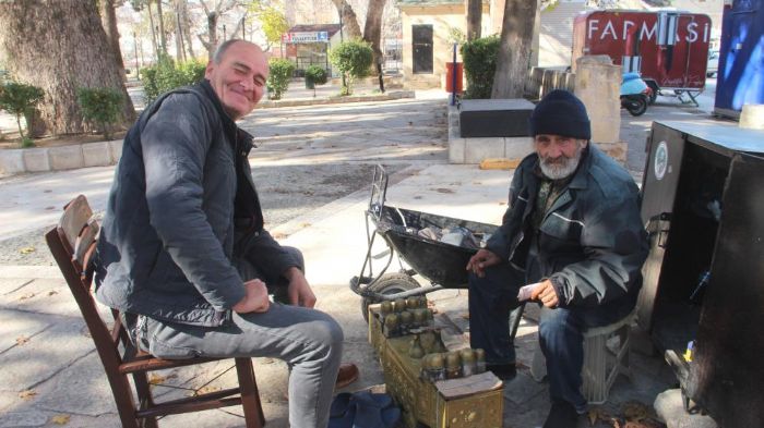 67 ya��ndaki ayakkab� boyac�s� ekmek m�cadelesi veriyor