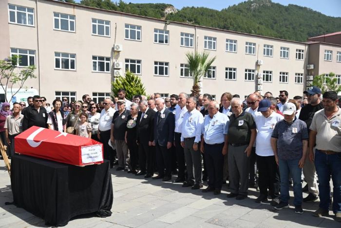 Hayatn kaybeden Prof. Dr. Ali Ayhan, memleketi Anamur'da topraa verildi