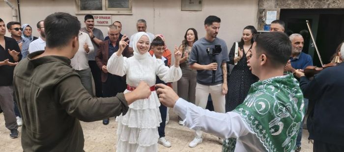Mersin'de ilgin� gelin alma: Damat, vin� sepetiyle 4. kata ��karak gelini ald�