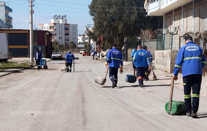 Akdeniz Belediyesinden 65 mahallede aral�ks�z temizlik