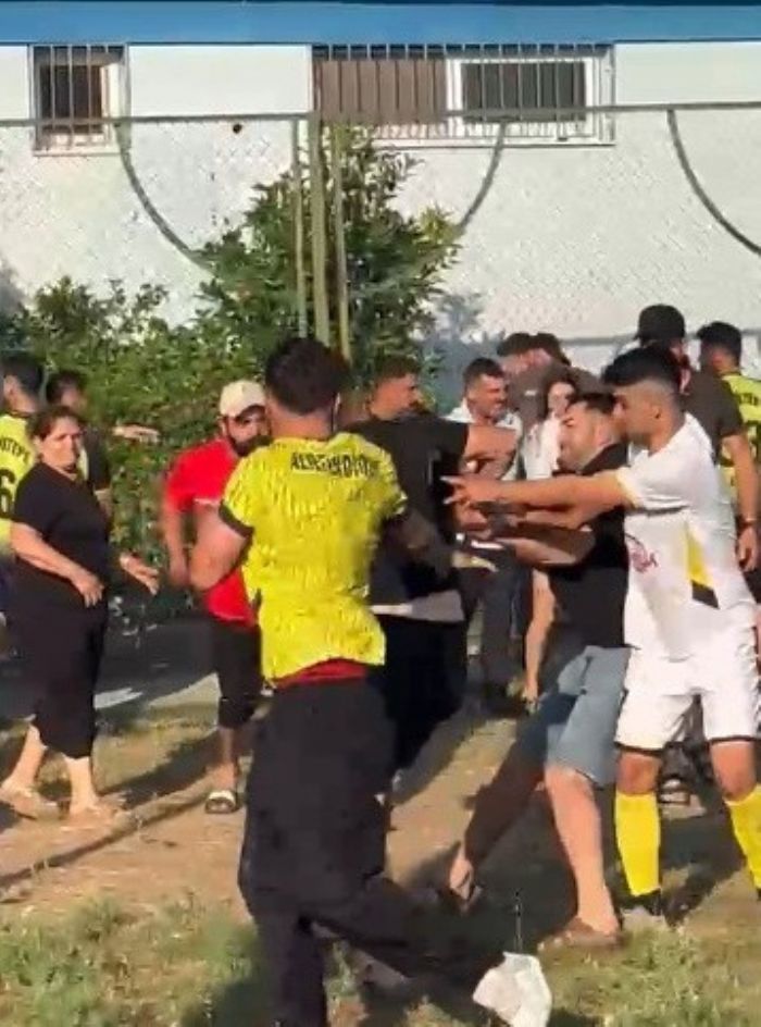 Tarsus'ta k�yler aras� futbol turnuvas�nda ma� sonu kavgas�