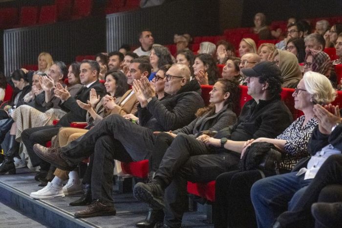 Mersin�de tiyatro ��leni �Eyvah Nadir� ile sona erdi