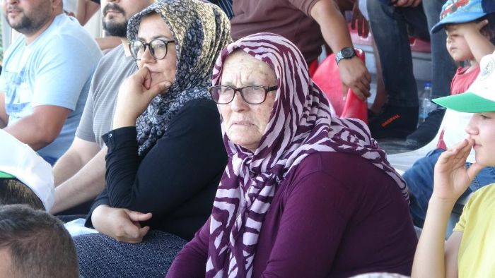Eler, ocuklar sahada kadnlar tribnde